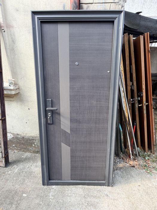 Vand 2 usi metalice de apartament