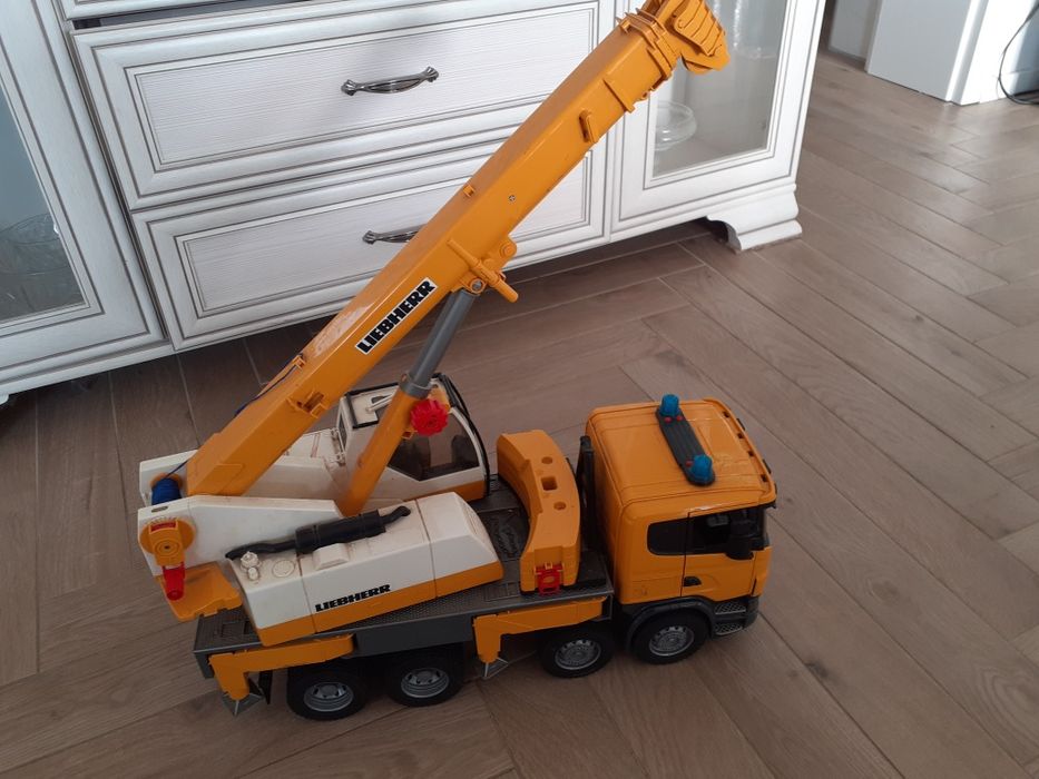 Vând Bruder automacara Scania