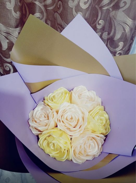 Розы из атласных лент