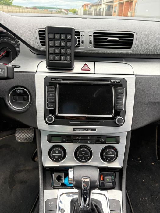 Momentan masina are numere negre Vw passat 2.0l 140 cp , cutie automata , dotari full tot ce se putea pune pana la anuk ei