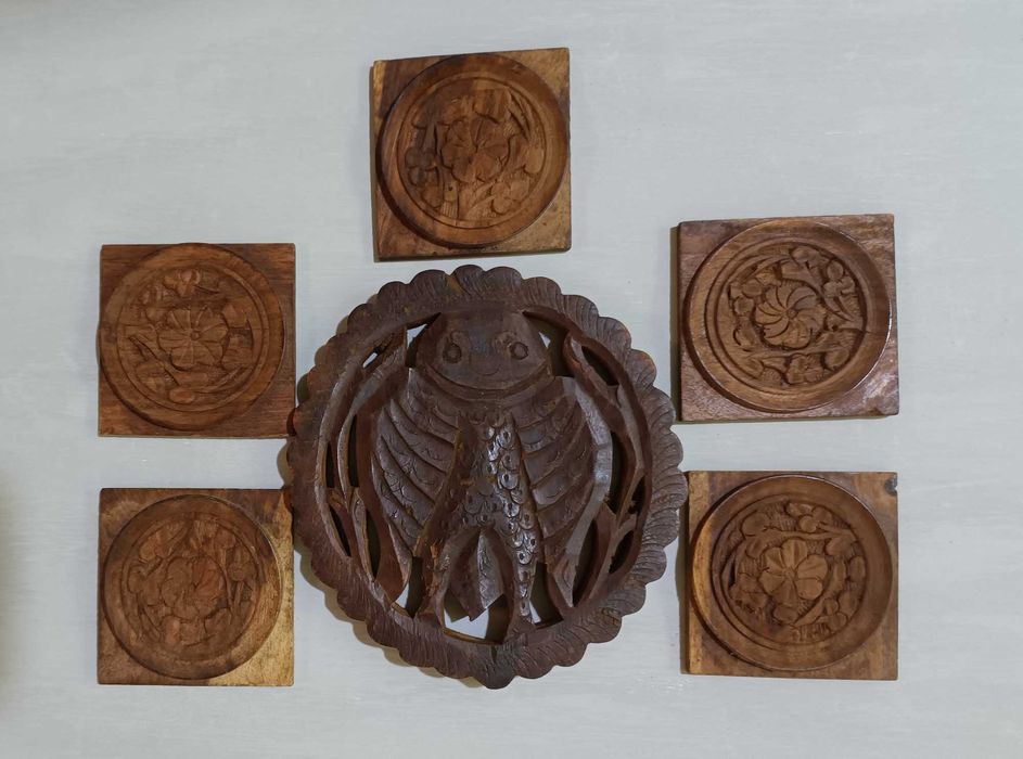 Деревянная статуэтка девушки