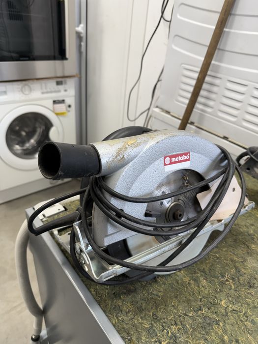 Продавам професионален ръчен циркуляр METABO