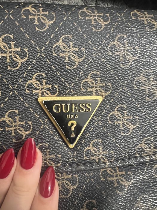Черна малка чанта на Guess