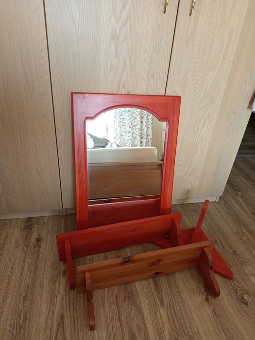 Етажерки и огледало от масивно дърво