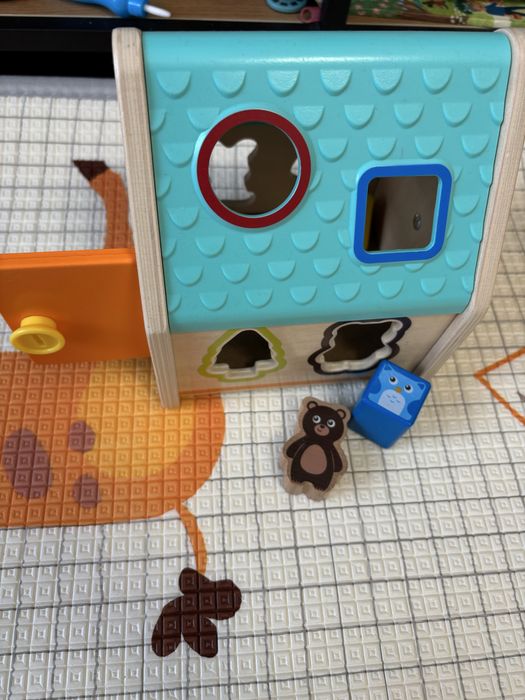 Дървен сортер за игра Горска къщичка Hape