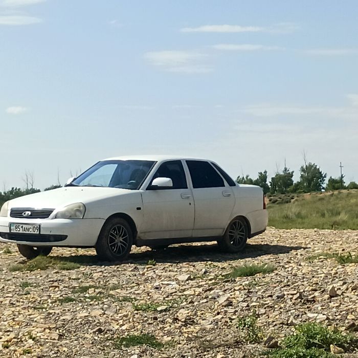 Продам Приору торг у капота.