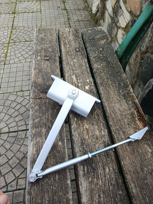 Механизам за затваряне врата от 30 до 50 кг