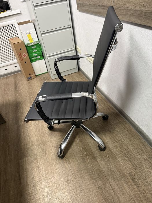 Офисное кресло на колесиках