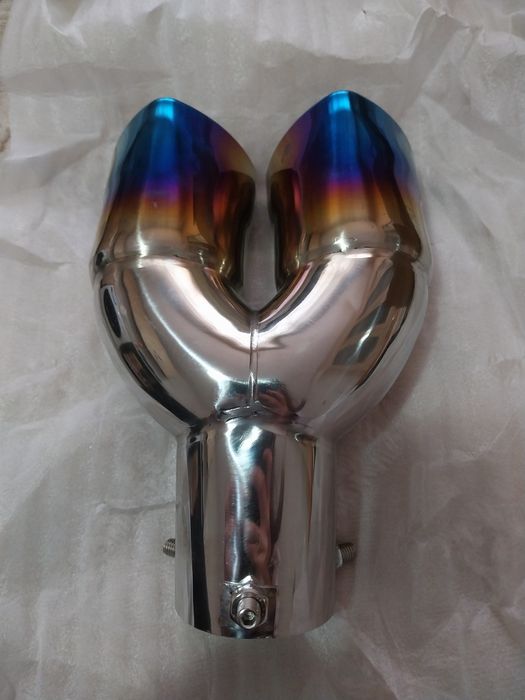 Универсален автомобилен ауспух с двойна тръба във формата на сърце.