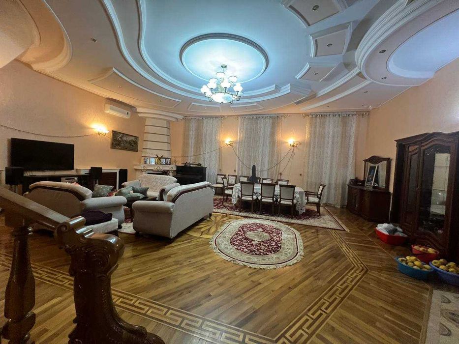 От города Чирчик 7км .Продам виллу на 16 сотках. Все коммуникации.