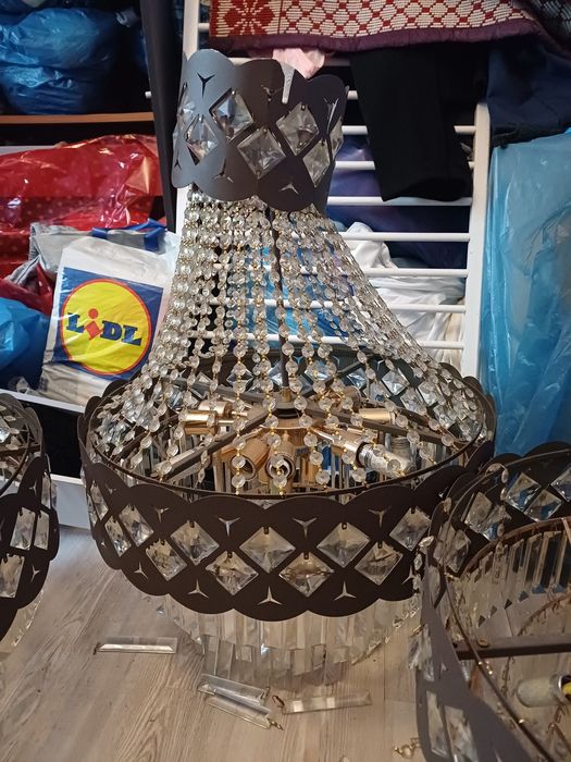 Acest produs este un candelabru de cristal decorativ, similar cu modelele de lux pentru săli de evenimente