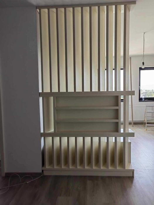 Vand riflaj care incorporeaza un televizor de 108cm, cu comoda atasata