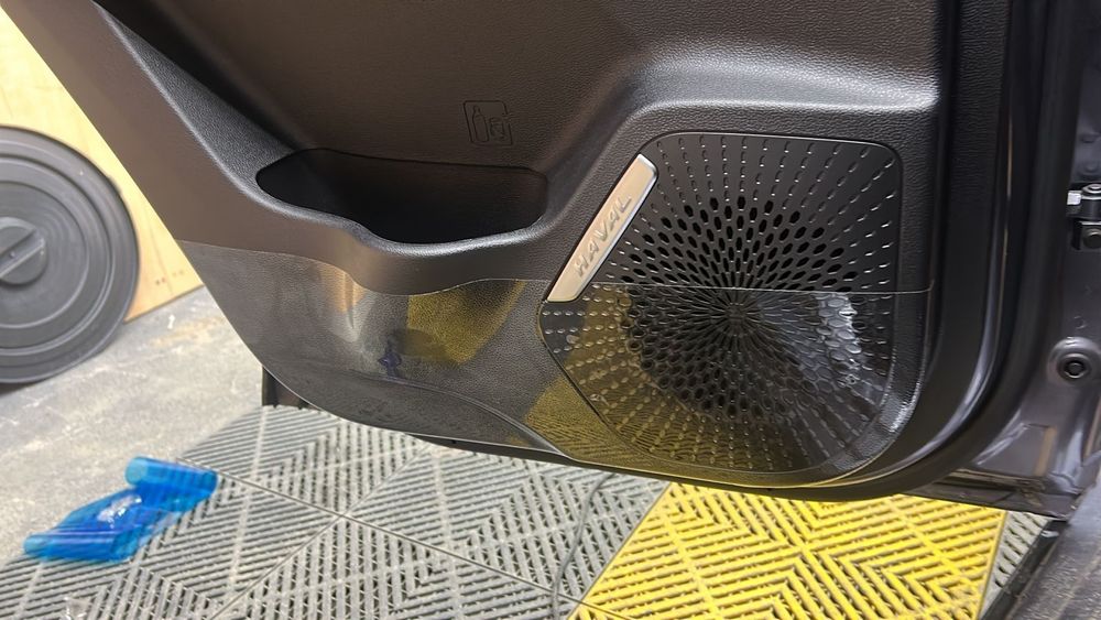 Оклейка салона бронепленкой