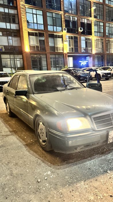 Mercedes 202 2 л в хорошем состояний , мотор работает отлично