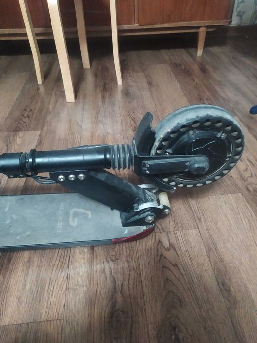 Электросамокат в отличном состоянии