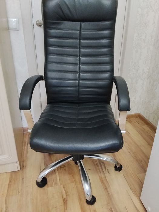 Продам кожаное офисное кресло