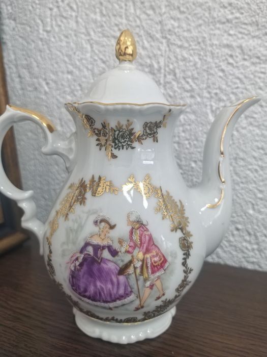 Колекционерски чайник и латиера