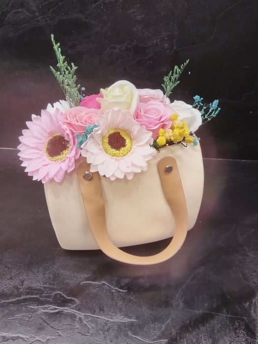 Ръчно изработени детайли от сапунени цветя за вас и вашия празник
