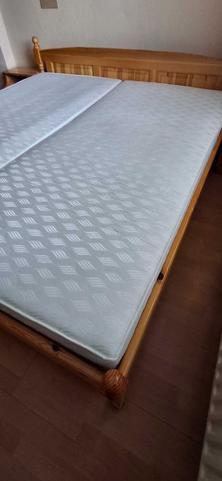 Спалня от естествена дървесина