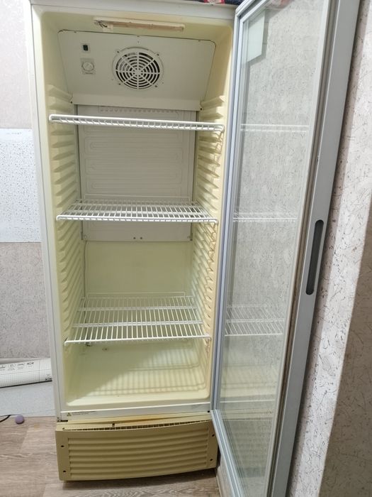 Продам витринный холодильник