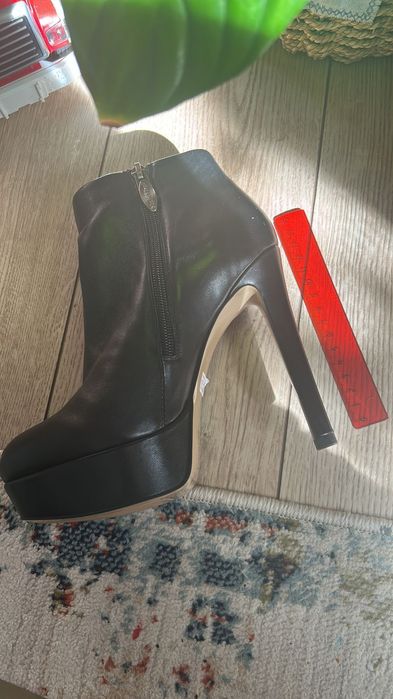 Продам новые кожаные ботильоны