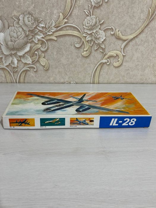 Сборная модель самолёта IL-28 (масштаб 1:100, винтаж)