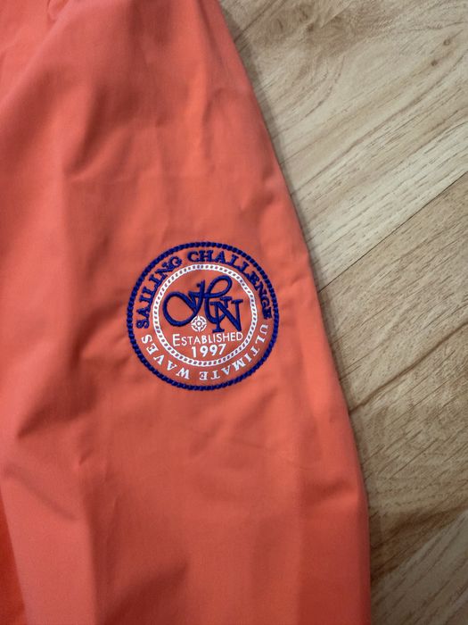 Дамско спортно яке с качулка против вятър и дъжд