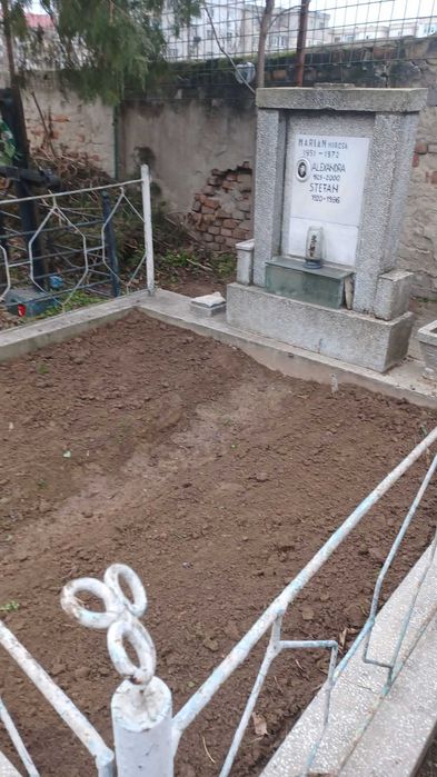 Donez 2 locuri de veci, cimitir Eternitatea Galați. Tel. +34698732517