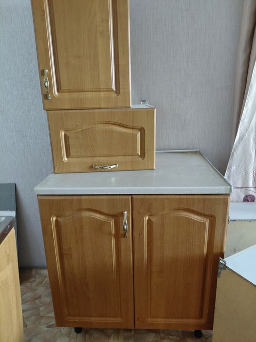 Продам кухонный гарнитур б/у за 20000