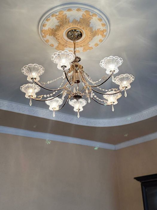 Люстра для зала в отличном состоянии