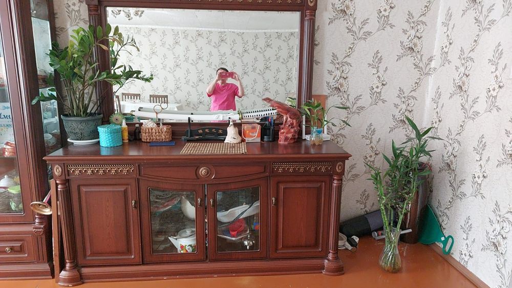 Сервант с большим зеркалом