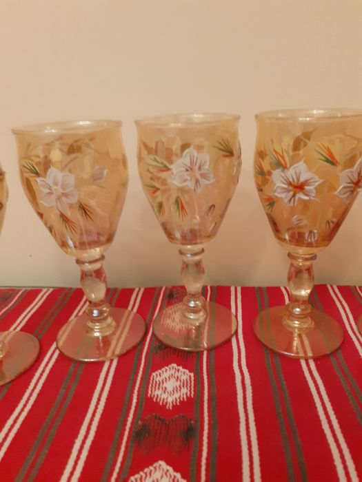 6 pahare cu picior.pictate manual pe sticlă de culoare gălbuie, model
