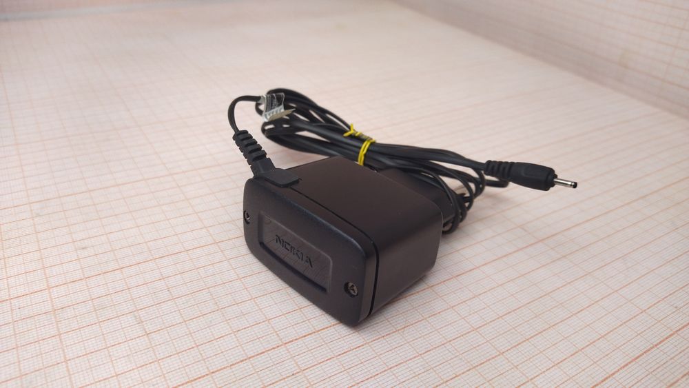 Тонкая зарядка Nokia оригинал