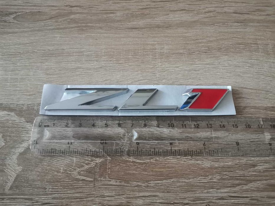 Chevrolet Camaro ZL1 сребриста емблема