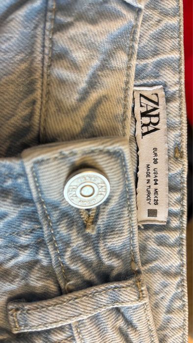Дънки Zara светло синьо с цепки р-р 38