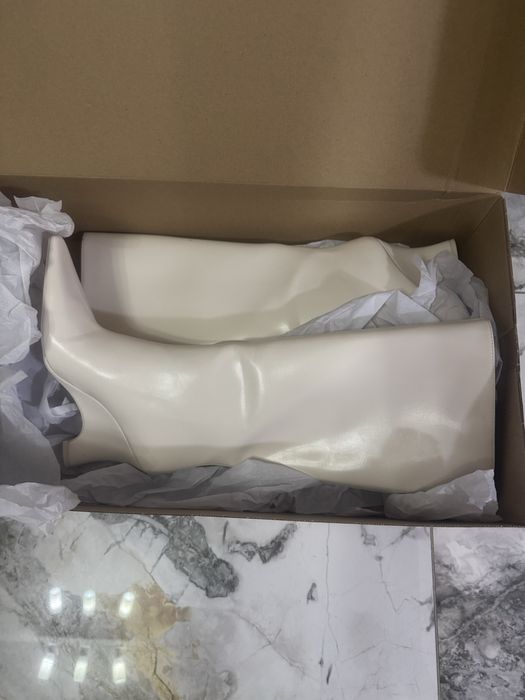 Дамски кожени ботуши нови от hm Намалени