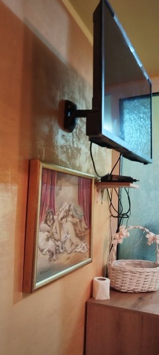 Етаж втори със самостоятелен вход и малък двор.Полуобзаведен с 4 стаи