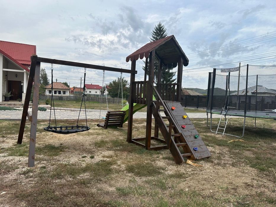 Leagăne cu băncuțe pentru copii și mese și diverse