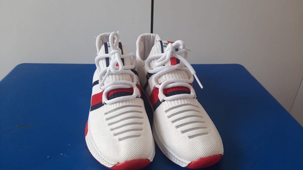Adidasi albi cu rosu, mas. 34 Tommy Hilfiger,ușori și  confortabili
