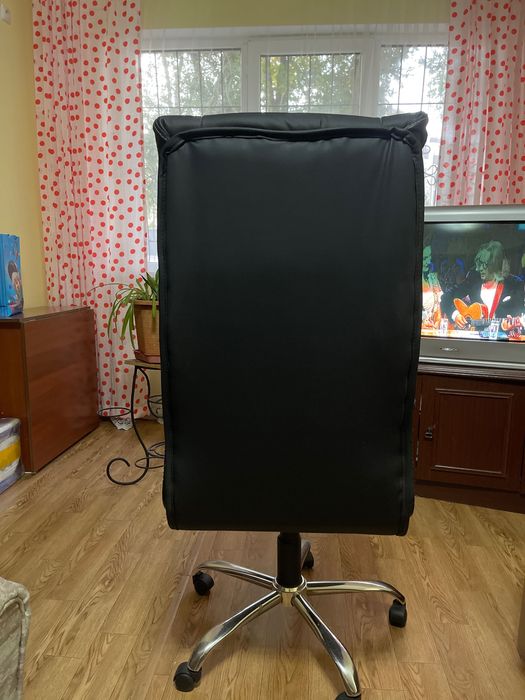 Офисное кресло черное