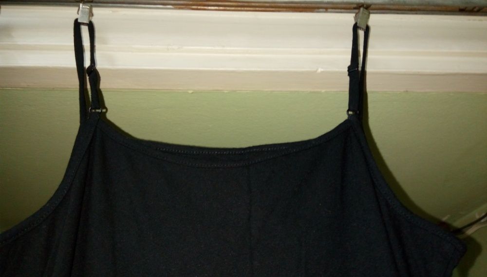 Черна лятна рокля с тънки презрамки и синя апликация