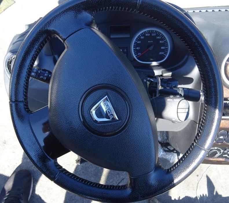 Plansa de bord Dacia Duster din 2012 cu airbag volan si pasager