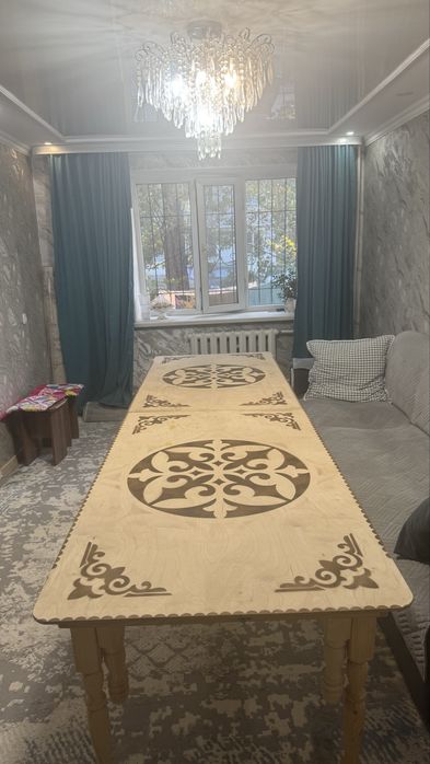 Большой стол для гостиной