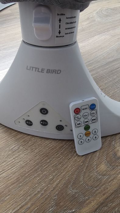 Balansoar electric pentru bebeluși Little Bird – cu copertină și jucării
