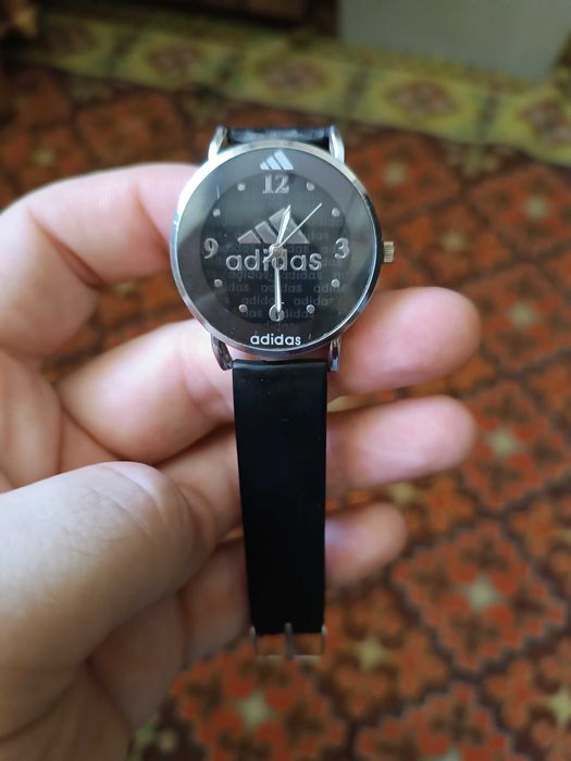 Продаются часы нужно поменять батарейку не плохие часы