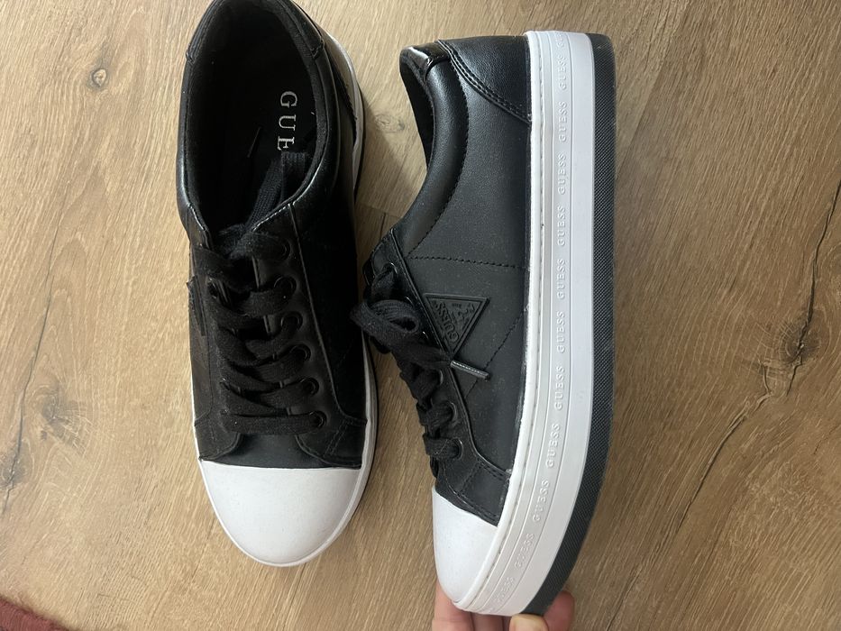 Нови обувки Guess