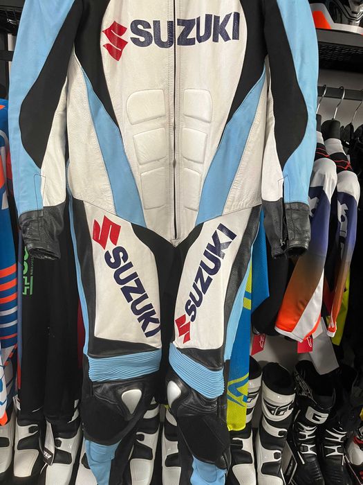 Кожен мото екип SUZUKI GSXR ,размер 54 М/L,1 част,гърбица,протектори