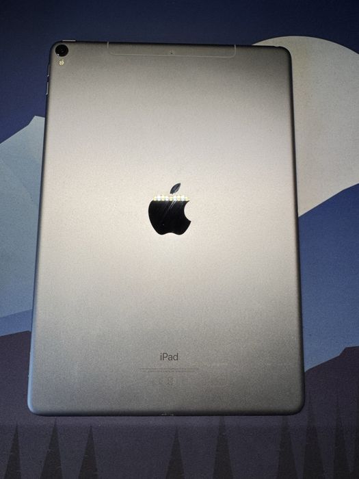 iPad Pro 10.5 64GB Cellular + Logitech Keyboard Case