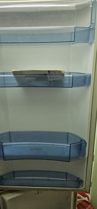 Продавам комбиниран хладилник Горения бял