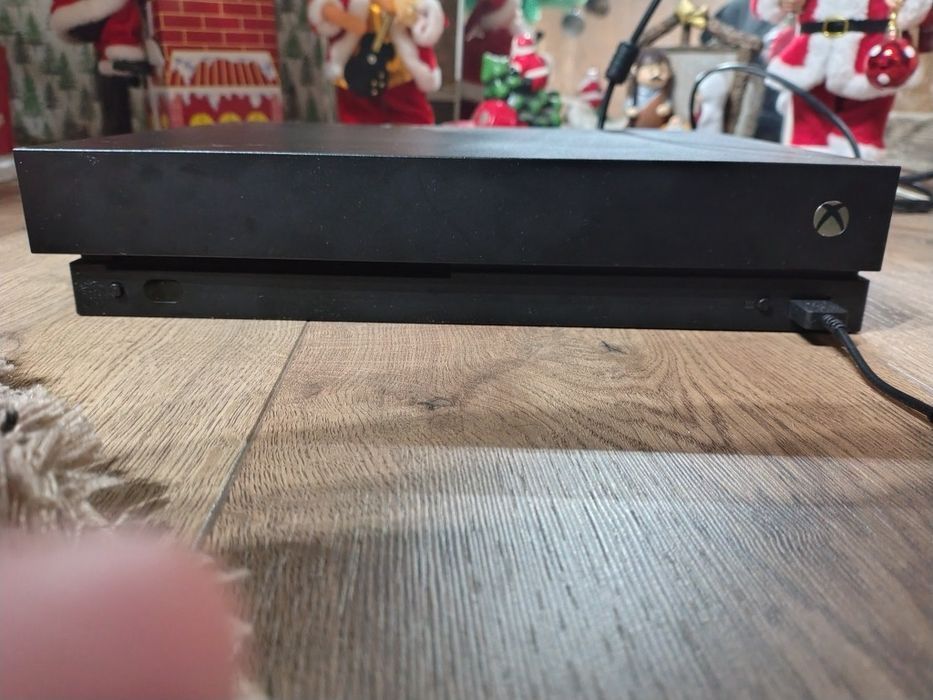 Xbox one X 1tb o maneta și 2 jocuri